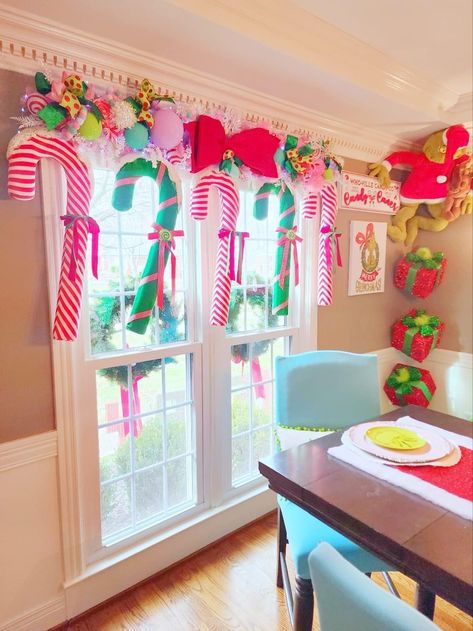 Grinch Tree, Candy Decorations Diy, Whoville Christmas, Grinch Christmas Decorations, Gingerbread Christmas Decor, Christmas Decor Inspiration, Christmas Birthday Party, Christmas Themes Decorations, Christmas Classroom