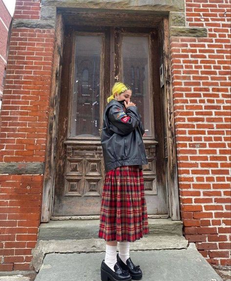 Plaid Long Skirt Outfit, Kilt Outfits Women, Plaid Skirt Outfit Aesthetic, Plaid Skirt Aesthetic, Long Plaid Skirt Outfit, Long Tartan Skirt, Tartan Skirt Outfit, Plaid Long Skirt, Long Skirt Outfit