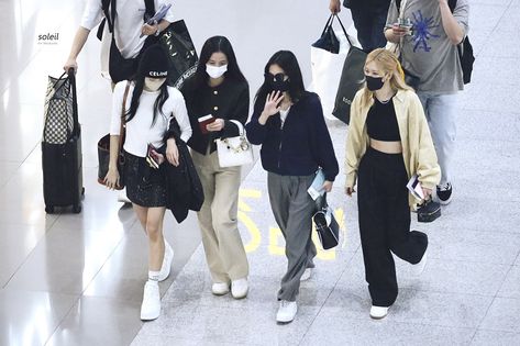 Safe Flight, In Airport, Cr Logo, Dancing In The Moonlight, Just You And Me, Jennie Jisoo, Icn Airport, Unique Image, Group Photos