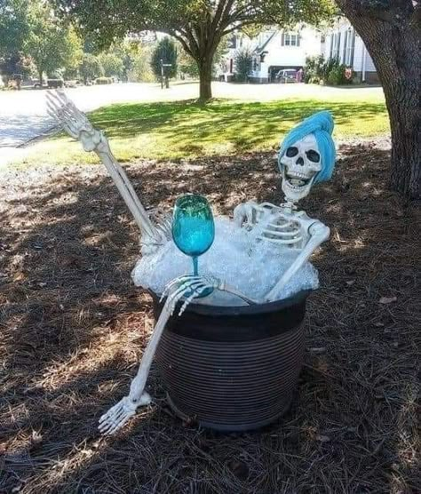 Skeleton Poses, Skeleton Pics, Skeleton Ideas, Funny Halloween Decorations, Scary Halloween Decorations Outdoor, Scary Halloween Decorations Diy, Halloween Skeleton Decorations, Halloween Diy Outdoor, Halloween Outside