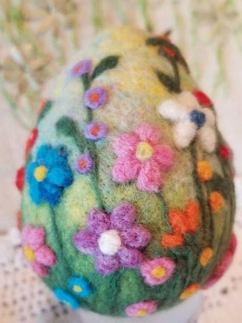 Felted Easter Eggs, Felted Eggs, Needle Felted Easter, Tovad Ull, Felted Balls, Felted Projects, Felting Diy, Needle Felting Ideas, Easter Activities For Kids