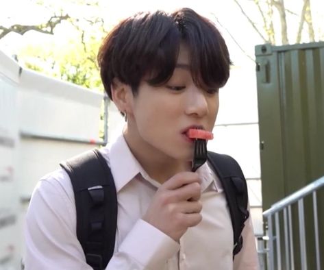 Jungkook Cheeks, Jungkook Eating, Bts Billboard, I Want To Cry, The Perfect Guy, Bulletproof Boy Scouts, Teenage Years, About Bts, Foto Jungkook