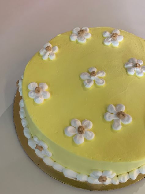 Birthday Cake Aesthetic Yellow, Yellow Aesthetic Cake, Yellow Aesthetic Birthday, Aesthetic Cake Birthday, Yellow Moodboard, Yellow Aesthetics, Big Birthday Cake, 12th Birthday Cake, White Birthday Cakes