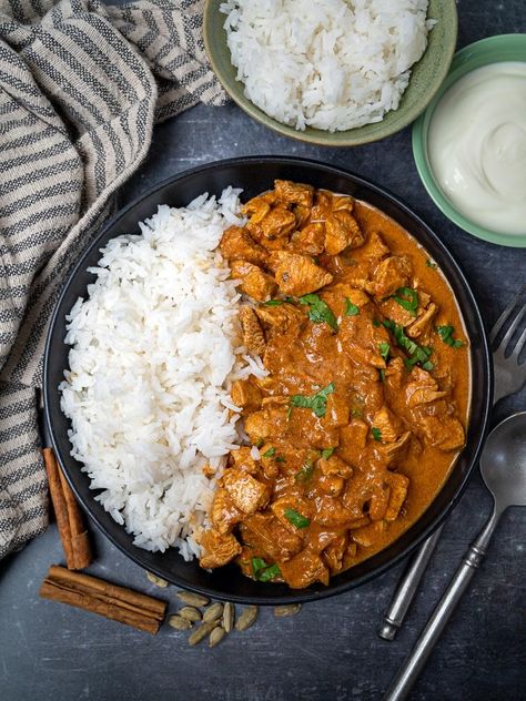 Indian curry with rice Curry Chicken And Rice, Curry Bowl, Curry Recipes Easy, Rogan Josh, Easy Curry, Food Babe, Desi Food, Indian Curry, Food Recepie