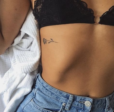 Minimal Knee Tattoo, Dainty Feminine Tattoos Classy, Rob Tattoo Women, Tattoo Hips Women, Intimate Tattoos For Women, Rib Cage Tattoos For Women, Small Rib Tattoos, Modele Fitness, Tattoo Hand