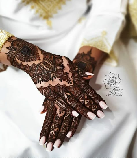 Neha Bhasin, Kashee's Mehndi Designs, Cultural Clothes, Khafif Mehndi Design, Feel Powerful, Mehndi Design Pictures, Pretty Henna Designs, Full Mehndi Designs, Stylish Mehndi