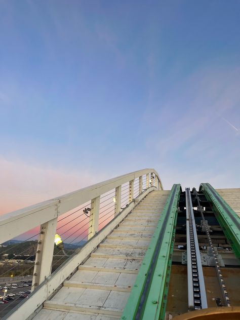 Rollercoaster Outfit Ideas, Theme Park Date Aesthetic, Six Flags Aesthetic, Rollar Coasters Aesthetic, Theme Park Friends Aesthetic, Pink Rollercoaster, Roller Coaster Aesthetic, Summer Roller Coaster, Rollercoaster Aesthetic