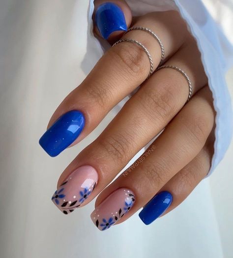 60° Weather Outfits, Royal Blue Nails With Flowers, Navy Blue Nails With Flowers, Blue Nails Ideas Short, Blue Floral Nails, Nails Azul, Trendy Blue Nails, Azul Nails, Blue Nail Inspo