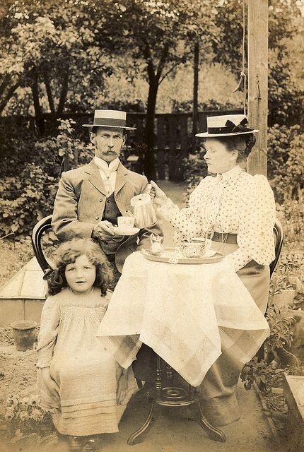 Tea time in the garden, 1890s I love finding interesting pictures from earlier eras of people I don't know. So interesting to imagine their stories. I've even bought some at junk shops and have them on my walls. Fotografi Vintage, Old Photography, Vintage Life, Edwardian Era, Edwardian Fashion, Antique Photos, White Photo, Vintage Pictures, Historical Clothing