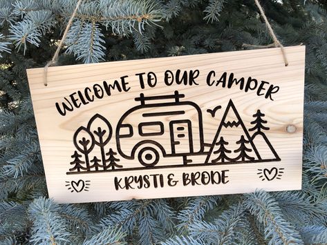 #campersign #welcometoourcamper #woodensign Winnebago Motorhome, Camping Signs Diy, Camp Signs, Campsite Signs, Wooden Kitchen Signs, Camper Signs, Camping Signs, Wood Burning Crafts, Camper Decor