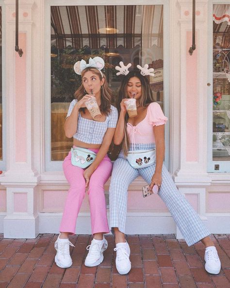 Friends Disney Pictures, Magic Kingdom Instagram Pictures, Disney Group Outfits, Disney World December Outfits, Disney Duo Outfits, Pink Disney Outfit, Matching Disney Outfits, Disneyworld 2024, Outfits For Disney