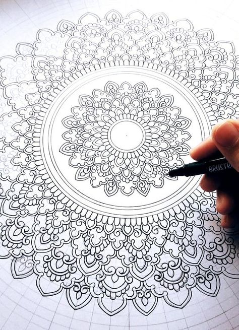 Mandala design Ornate Mandala Art, Ornate Mandala Pattern, Mandala Design Ideas, Butterfly Mandala Design, Circle Mandala Design, Beginner Mandala, Basic Mandala, Henna Mandala Design, Art Mandala Design