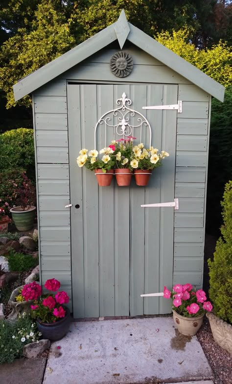 Small Sheds Ideas, Pink Shed, Allotment Design, Small Shed Ideas, Garden Shed Ideas Exterior, Small Garden Shed Ideas, When To Plant Bulbs, Raised Kitchen, Very Small Garden