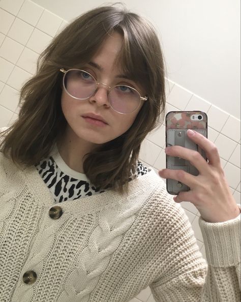 Fringe Wolfcut Short, Curtain Bangs Short Hair With Glasses, Short Subtle Bangs, Thick Hair Wispy Bangs, Subtle Wolfcut, Short Wolfcut With Wispy Bangs, Medium Length Haircut With Glasses, Wolfcut With Glasses, Shoulder Length Hair With Glasses