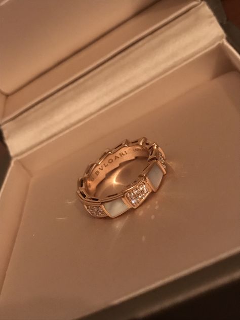 Bvlgari Ring, Bvlgari Jewelry, Bvlgari Serpenti, Expensive Jewelry Luxury, Luxe Jewelry, Dope Jewelry, Jewelry Fashion Trends, Classy Jewelry, Expensive Jewelry