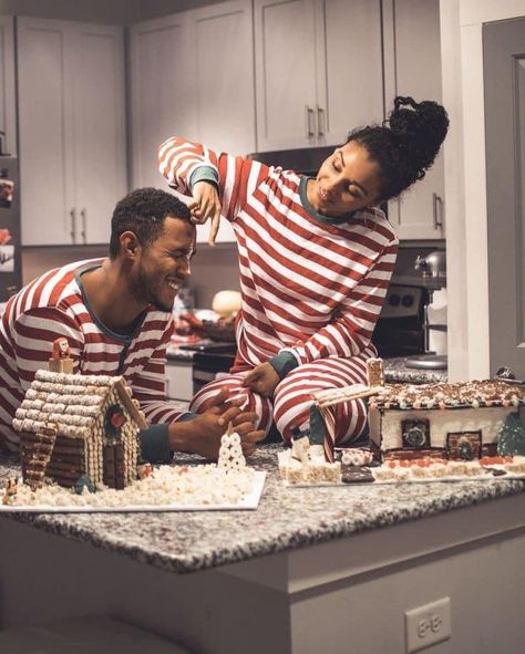 Gingerbread House Contest, Christmas Goals, Somebody's Son, Christmas Couple Photos, Christmas Couple Pictures, Christmas Pictures Outfits, Christmas Family Photoshoot, Holiday Photoshoot, Family Christmas Pictures