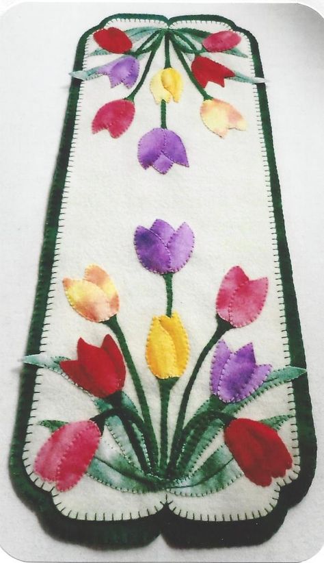 tulip table runner Candle Mats Patterns, Tulips Pattern, Applique Table Runner, Pineapple Quilt, Wool Felt Projects, Wool Applique Patterns, Felted Wool Crafts, Appliqué Quilts, Wool Quilts