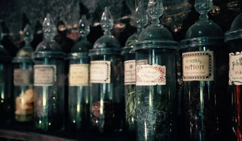 #ravenclaw #green #aesthetic #hogwart #witch #harrypotter #potterhead #hufflepuff #gryffindor #slytherin #wizardingworld #bottle #potion Potions Classroom, Warner Bros Studio Tour London, Stile Harry Potter, Warner Bros Studio Tour, About Harry Potter, Harry Potter Wall, Warner Bros Studio, Slytherin Pride, Harry Potter Magic