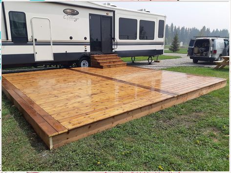 Looking for ideas on setting up an RV campground? Look no further! This article shares tips and tricks on setting up an RV campground that will be enjoyed by both you and your guests. Rv Porches And Decks Diy, Flat Deck Ideas, Deck Ideas For Campers, Trailer Deck Ideas, Porch For Rv, Camp Site Set Up Ideas, Camp Site Set Up, Rv Decks, Camper Deck