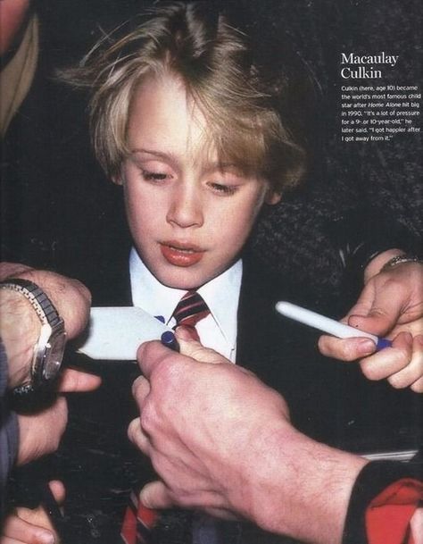 Macauley Culkin, Signing Autographs, Swag Pics, Macaulay Culkin, Rap Aesthetic, Graphic Design Fun, Very Funny Pictures, Instagram Funny, Home Alone