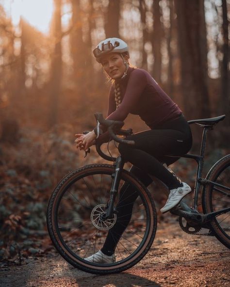 Bike Outfit, Canyon Bike, Gravel Cycling, Bike Riding Benefits, Cycling Shirts, Cycling Photography, Women Cycling, Gravel Bikes, Womens Cycling Clothes