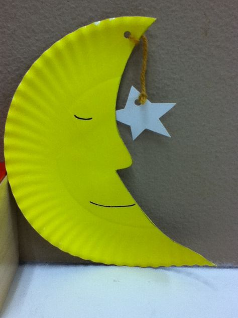 Moon and stars craft using paper plate, paint, and yarn. Star Crafts For Preschoolers, Star Crafts, Moon Craft, Stars Mobile, Space Week, Mobile Craft, Moon Crafts, Paper Wall Hanging, Craft Images