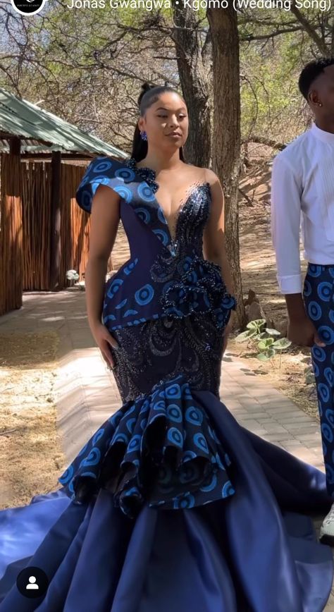 Lobola Dresses For Bride, Tswana Wedding Dress, Tswana Bride, Lobola Dresses, Lobola Celebration, Setswana Traditional Dresses, Lobola Outfits, Tswana Traditional Wedding Dresses, Chilanga Mulilo