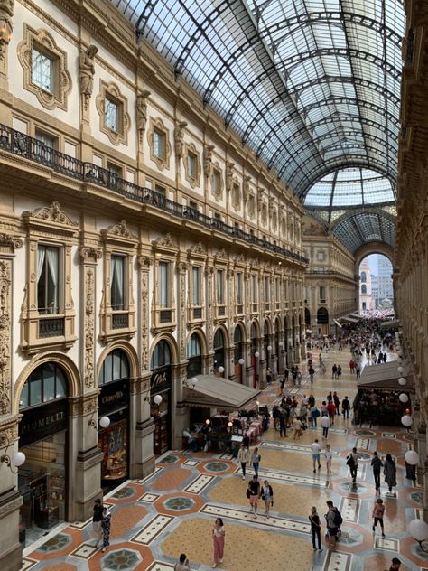 City Rain Aesthetic, Milano Aesthetic, Milan Shopping, City Rain, Handmade Cat Toys, Milan City, Shopping Aesthetic, Rain Aesthetic, Europe Aesthetic