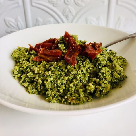 Pesto Quinoa - A Sweet Alternative Pesto Dinner, Pesto Quinoa, Ginger Ale Recipe, Quinoa Recipes Healthy, Refined Sugar Free Recipes, Vegan Cauliflower, Superfood Recipes, Vegan Soup, Quinoa Recipes