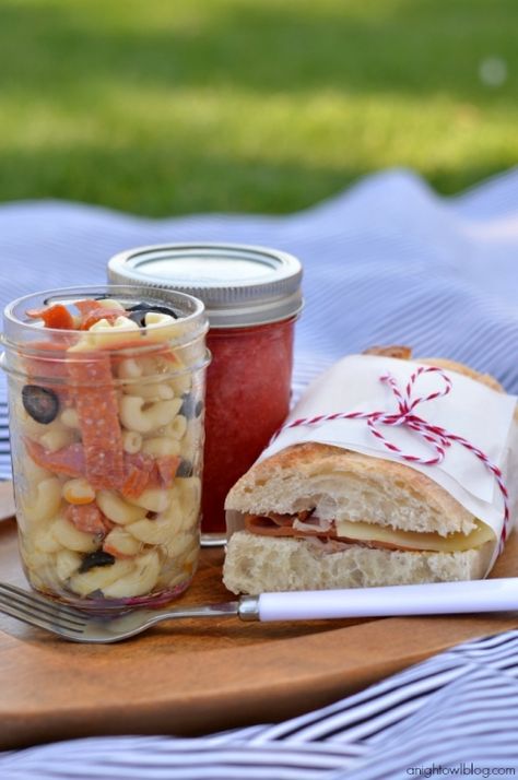 Easy picnic recipes and tips! Picnic Lunches, Picnic Ideas, Picnic Date, Perfect Picnic, Picnic Food, Picnic Foods, Picnic Party, Strawberry Lemonade, Night Owl