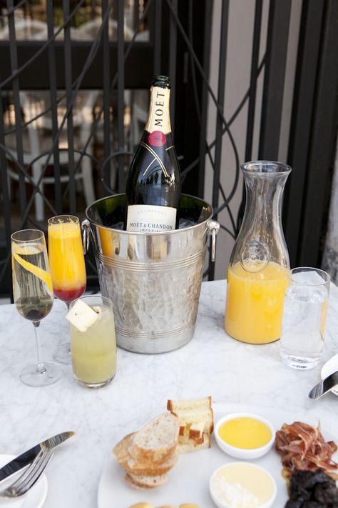 Champagne brunch. Yes, please. Brunch Champagne, Moet Champagne, Bridal Shower Desserts Table, Mimosa Brunch, Bridal Shower Desserts, Bon Apetit, Champagne Brunch, Brunch Table, Bridal Shower Brunch