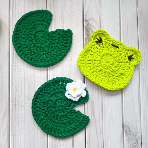 This Crochet Lily Pad Coaster Pattern will bring your home a bit of freshness! You can keep it simple or add a small flower for extra flare. Lily Pad Crochet Pattern, Crochet Lilly Pad Free Pattern, Crochet Lily Pad Pattern Free, Crochet Lilly Pad, Crochet Cow Coaster Free Pattern, Frog Coaster Crochet, Crochet Lily Pad, Simple Crochet Coasters, Crochet Leaf Coaster