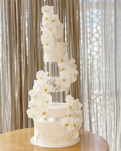 Wedding Cake With Pillars, Wedding Cake Victorian, Wedding Cake And Champagne Tower, Vintage Wedding Cake With Pillars, Tall Wedding Cakes, Make Up Cake, Luxury Wedding Cake, Buttercream Wedding Cake, All White Wedding