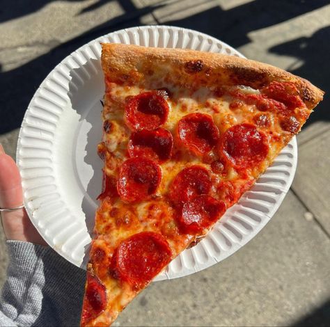 Pizza Slice Aesthetic, Pizza Appreciation, Pizza Vibes, Pizza Aesthetic, Heart Pizza, Studying Food, Yummy Alcoholic Drinks, Food Babe, Allergy Free Recipes