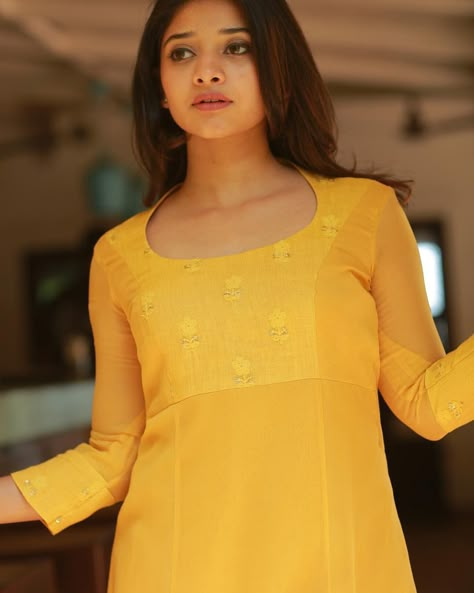 Churi Sleeves Kurti, Salwar Top Designs Latest, Different Neck Designs For Kurtis, Leaf Neck Design For Kurti, High Neck Kurti Designs Latest, Kurthi Design Neck, Kurthi Tops Designs, Salwar Neck Patterns Latest, Churidhar Neck Designs Pattern