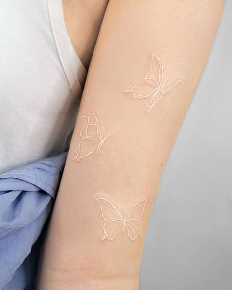 White Butterfly Tattoo, Botanisches Tattoo, Tattoos Infinity, White Ink Tattoo, Tattoos Geometric, Classy Tattoos, Discreet Tattoos, Dainty Tattoos, Subtle Tattoos