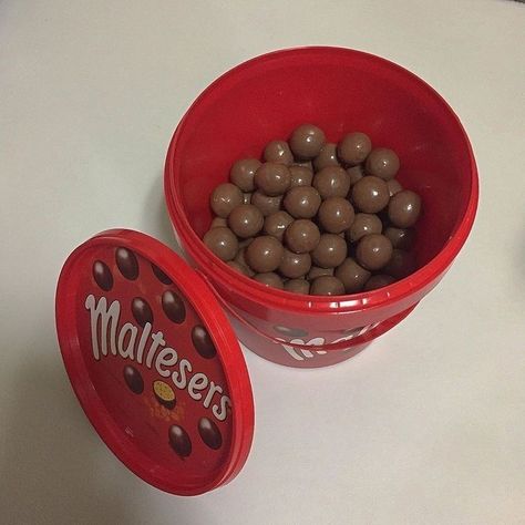 Maltesers Chocolate, Elsa Steel, Ryan Toys, Chocolate Candies, Food Babe, Chocolate Gifts, Food Obsession, Yummy Food Dessert, Sweet Snacks