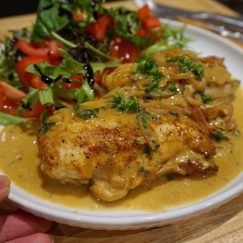 Chicken with Diane sauce Chicken Diane Recipes, April Dinners, Chicken Diane, Diane Sauce, Parsley Recipes, Special Meals, Chicken Biryani Recipe, Poultry Dishes, Fried Chicken Breast