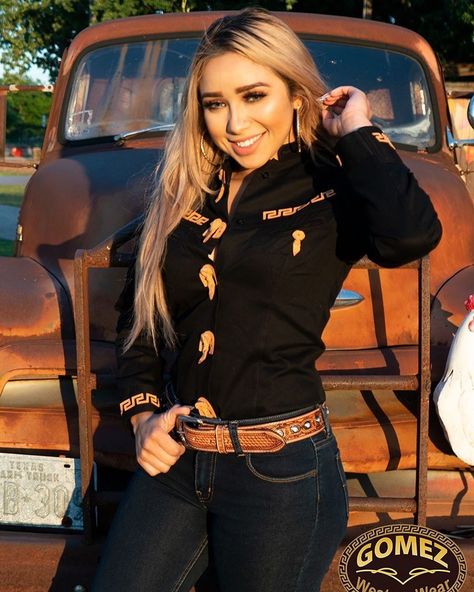 Vaquera Outfit Dress, Australia Tattoo, Foto Cowgirl, How To Have Style, Motorcycle Honda, Cute Cowgirl Outfits, Adventure Motorcycle, Cowgirl Style Outfits, Helmet Logo