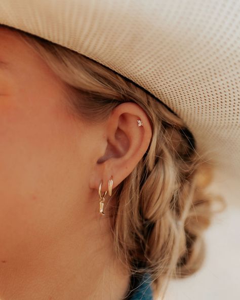 Some weekend stack inspo ✨ Stackable Earring Ideas, Mauve Jewelry, Earring Stacks, Minimalist Ear Piercings, Earring Stack, Ear Stack, Gold Flats, Jewelry Style, Simple Earrings