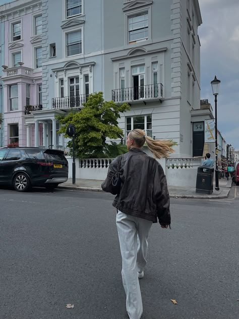 location📍notting hill Notting Hill Pictures Ideas, Notting Hill Instagram Pictures, Notting Hill Photoshoot, London Aesthetic Notting Hill, London Ig Pics, London Student Life, Notting Hill Photo Ideas, Notting Hill London Aesthetic, London Poses Photo Ideas