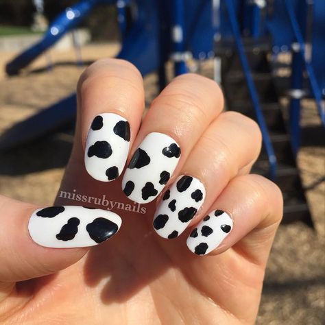 Silliness, Nails, Beauty on Instagram: “HOLY COW! The trend is all about cow nails now after a few celebrities were sporting them! 🐄 🐮 I think it’s even cuter with this round…” Trendy Nails Cow Print, Nails Cow Print, Cow Nails, Nails Now, Animal Nails, Nails 2020, Nature Design, Cow Print, Black Nails