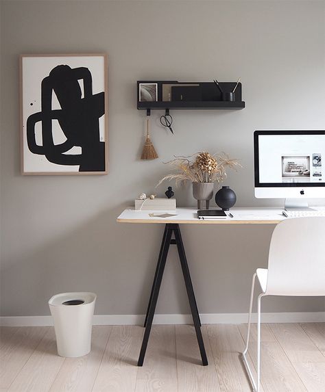 Sophisticated beige home office with monochrome accents Office Inspiration Workspaces, Greige Walls, Glass Desk Office, Home Office Inspiration, Ikea Shelves, My Workspace, Workspace Inspiration, Office Inspiration, Home Office Design