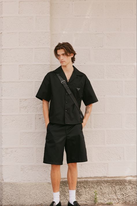 IG: @tetervinas Paris Mens Fashion Summer, Hong Kong Outfit Men, Troy Core, Black Jorts Outfit Men, Summer Loafers Outfit, Crop Polo Outfit, Black Shorts Outfit Men, Bermuda Shorts Outfit, Loafers Men Outfit