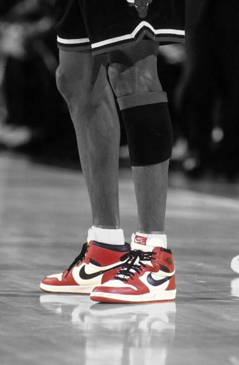 Jordan 1 Aesthetic Wallpaper, Air Jordan Aesthetic, Michael Jordan Aesthetic, Og Jordans, Jordan 1 Aesthetic, Kobe Vs Jordan, Jordans Aesthetic, Michael Jordan Poster, Michael Jordan Art