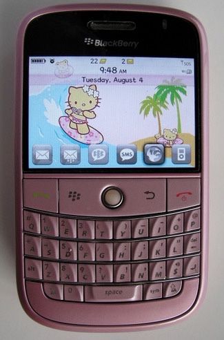 Pink Blackberry Phone, Blackberry Aesthetic Phone, Cute Electronics, Y2k Telephone, 2009 Phone, 2000s Phone, Flip Phone Aesthetic, Blackberry Bold, Y2k Phone