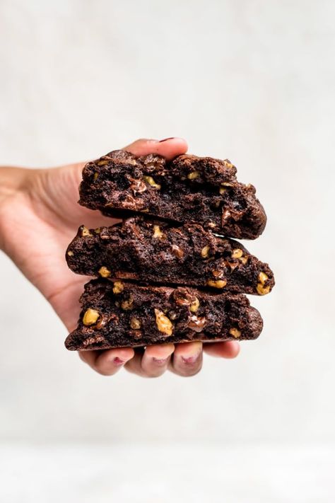 These Levain Double Chocolate Cookies are homemade copycats of the real deal. Plenty of chocolate flavor! Levain Cookies, Double Chocolate Cookies Recipe, Cookie Shots, Food Photography Dessert, Baking Photography, Cookies Branding, Levain Bakery, Food Photoshoot, Dessert Photography