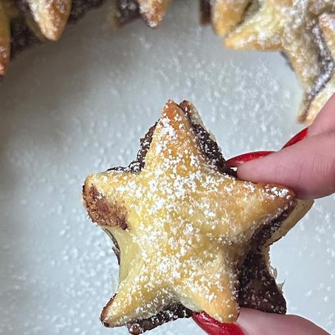 Ciara Attwell on Instagram: "Nutella Pastry Star Wreath The ultimate Christmas party snack! Spread Nutella between two sheets of puff pastry, cut out with a star cutter and brush with egg. Bake at 200c for 15 minutes and dust with icing sugar. #puffpastrywreath #nutellawreath #christmaspartyfood #christmasfood" Nutella Pastry Star Wreath, Puff Pastry Chocolate, Nutella Pastry, Cookie Wreath, Ultimate Christmas Party, Holiday Candies, Christmas Party Snacks, Christmas Baking Gifts, Holiday Flavors