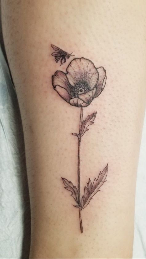 Greyscale tattoo of a Poppy and Bee Small Bee Tattoo, Poppies Tattoo, Tasteful Tattoos, Bee Tattoo, Sunflower Tattoo, Pretty Tattoos, Poppy Flower, Back Tattoo, Lotus Flower Tattoo