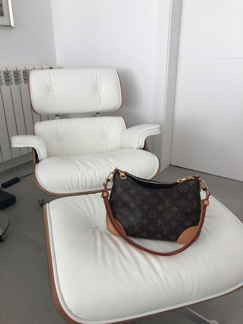 Eames Lounge Chair aesthetic, louis vuitton bag 🤎 #lv #lvbag #lvboulogne #eamesloungechair #luxurychair #expensivechair #livingroomdecor #livingroomideas #decoration #decorationideas #luxurybags #louisvuittonhandbags Louis Vuitton Home Decor, Lounge Chair Aesthetic, Louis Vuitton Home, Aesthetic Louis Vuitton, Louis Vuitton Boulogne, Cool Ootd, Chair Aesthetic, Luxury Chairs, Eames Lounge